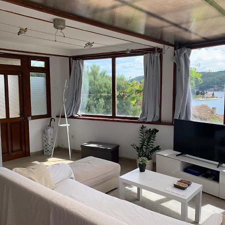 Stonehouse Vis Apartment Bagian luar foto