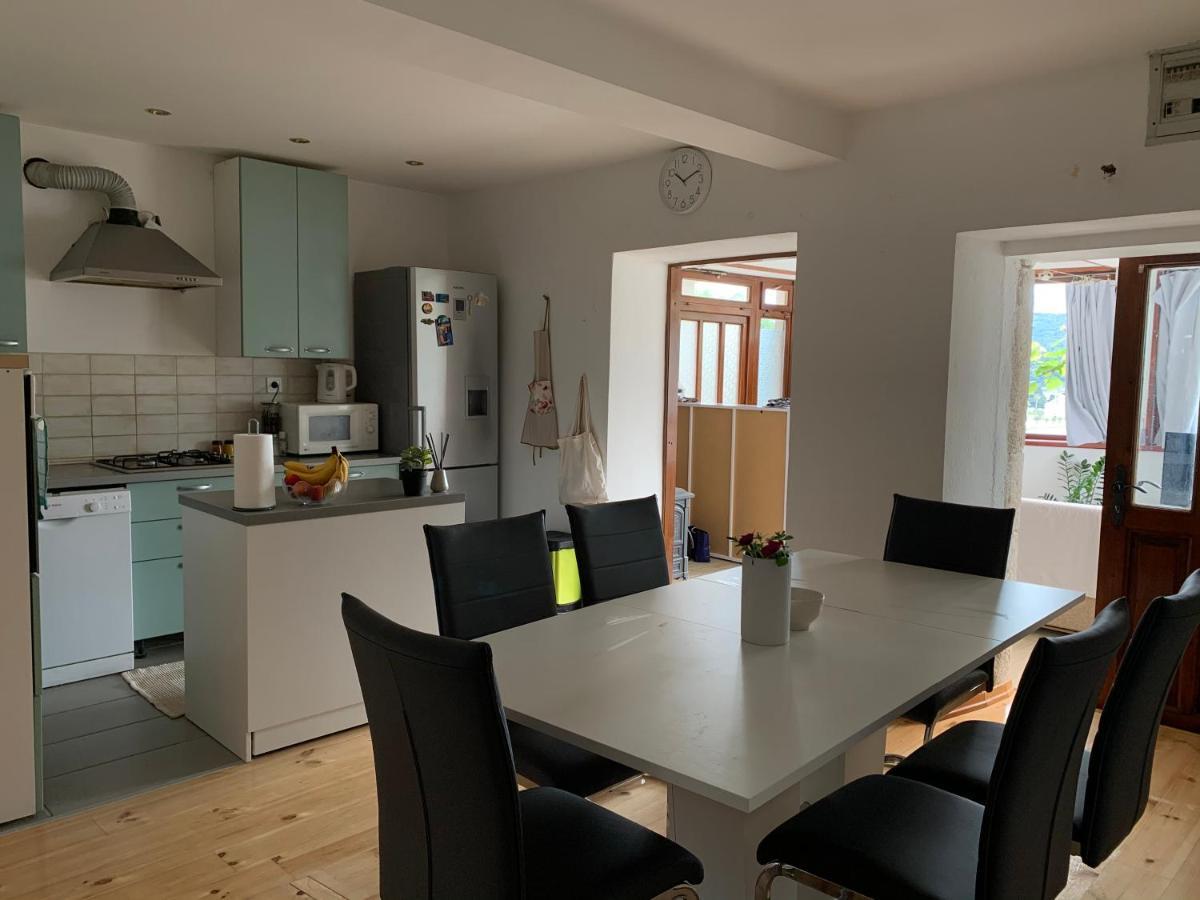 Stonehouse Vis Apartment Bagian luar foto
