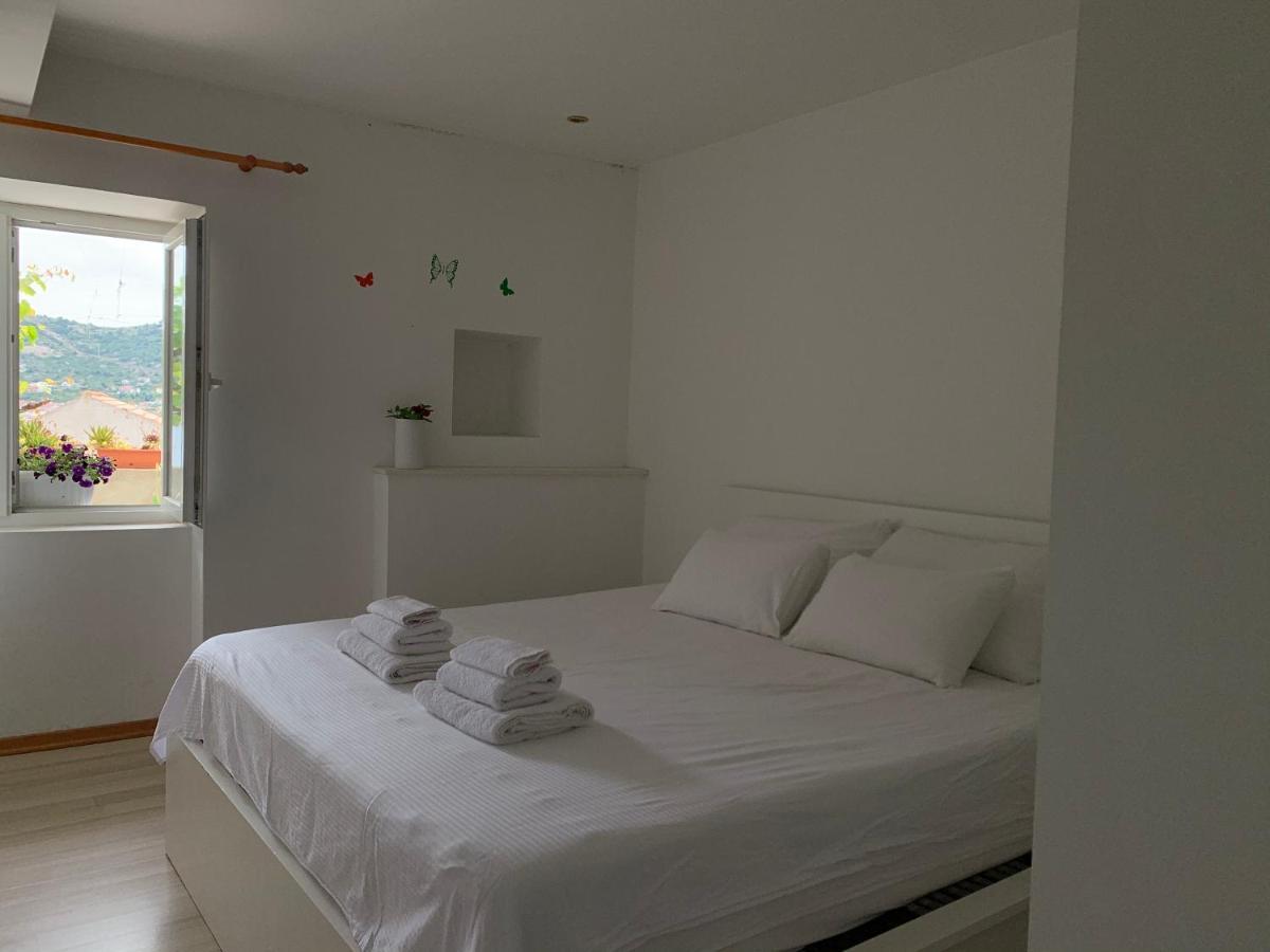 Stonehouse Vis Apartment Bagian luar foto